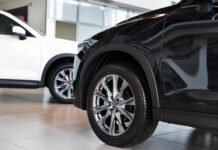 Недовольный покупатель устроил опасный инцидент в автосалоне Петербурга 8a626e88-b2e0-48cc-a8a0-190d2cc57d9d-679b6b3d