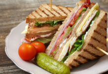 Конфликт из-за некачественного питания на борту самолета привел к полицейскому инциденту Club sandwich