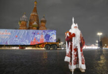 Главная новогодняя ель украсила Соборную площадь Кремля 385cc677-b405-4833-bcae-80e66d1f0e6e-67ae185a