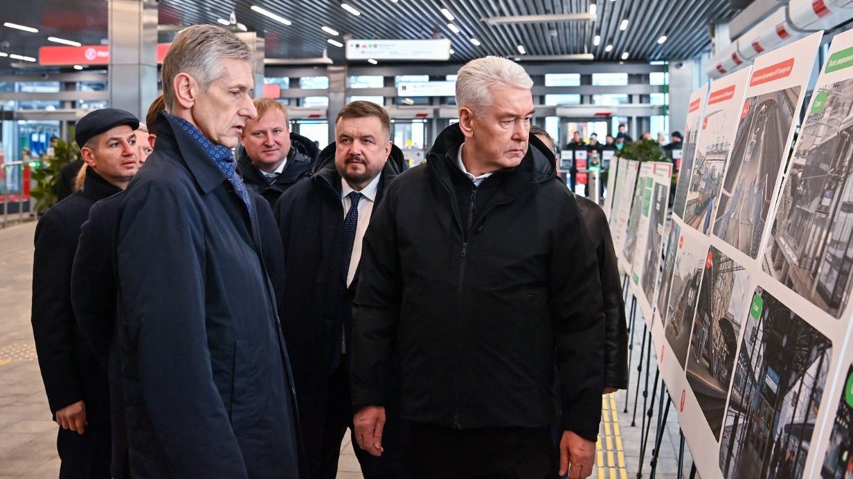 Мэр Москвы Сергей Собянин (справа на первом плане) и заместитель генерального директора Российских железных дорог Олег Тони (слева) обсудили дальнейшее развитие Московских центральных диаметров