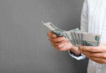 Эксперт объяснила влияние тринадцатой зарплаты на экономику и цены 6215f82e-3b8a-4351-a853-95e8784463c3-67bf1483