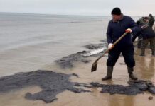 В Анапе продолжаются работы по очистке пляжа "Динамо" от нефтепродуктов 72eb4fa5-95ba-43b6-8a7f-6022e696fbe4-67c48af6