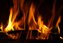 Революционное открытие: история человечества и огня уходит глубже в прошлое Fire in a fireplace fire flames on a black background