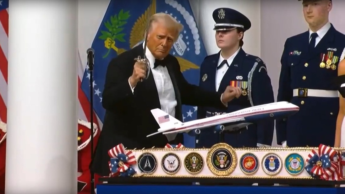 Дональд Трамп завершил свой первый рабочий день, танцуя с саблей в руках