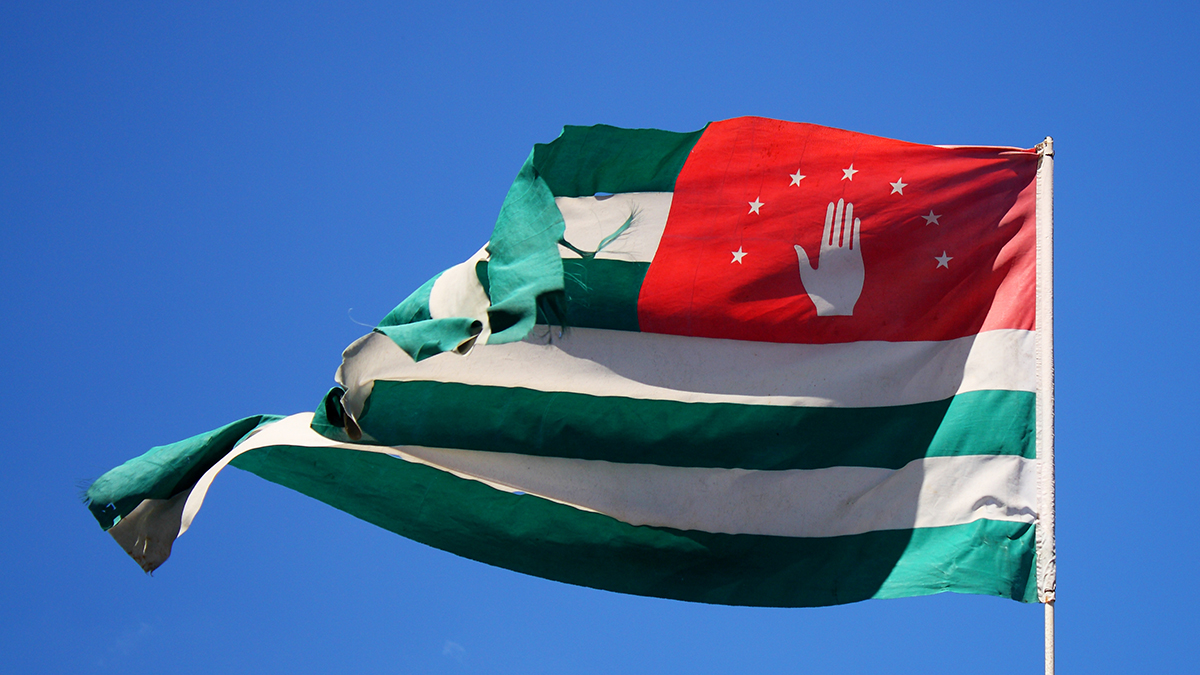 В Абхазии троих мужчин насмерть засыпало землей в котловане