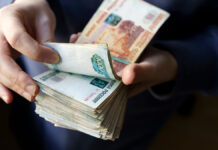 RussianRublesBanknotesInHandsDuringTheWarInUkraine