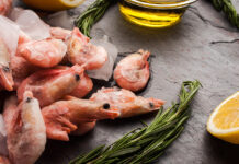 Микропластик в морепродуктах: результаты масштабного исследования Frozen shrimps with rosemary lemon and olive oil on the black