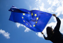 Европейские страны лишились права на миротворческую миссию в Украине YoungWomanHoldingEuropeanUnionFlagVotingElectionConcept