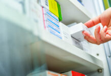 Успешная операция по защите здоровья москвичей от поддельных препаратов CloseupPharmacistHandHoldingMedicineBoxInPharmacyDrugstore