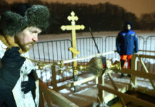 РПЦ призывает сохранить истинный смысл крещенских купаний Крещенские купания в Москве