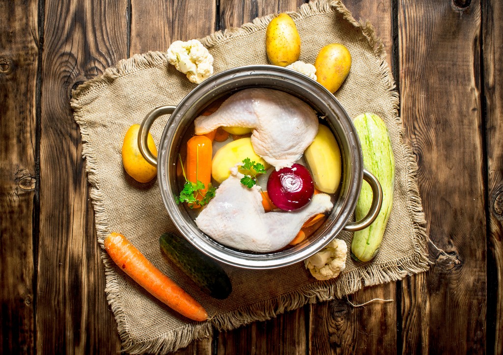 Что съесть с похмелья? Куриный бульон — самый диетический рацион