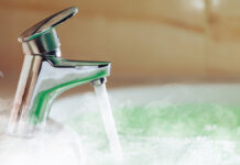 В Челябинске устраняют коммунальную аварию в жилом доме WaterTapPouringHotWaterInABathTubWith