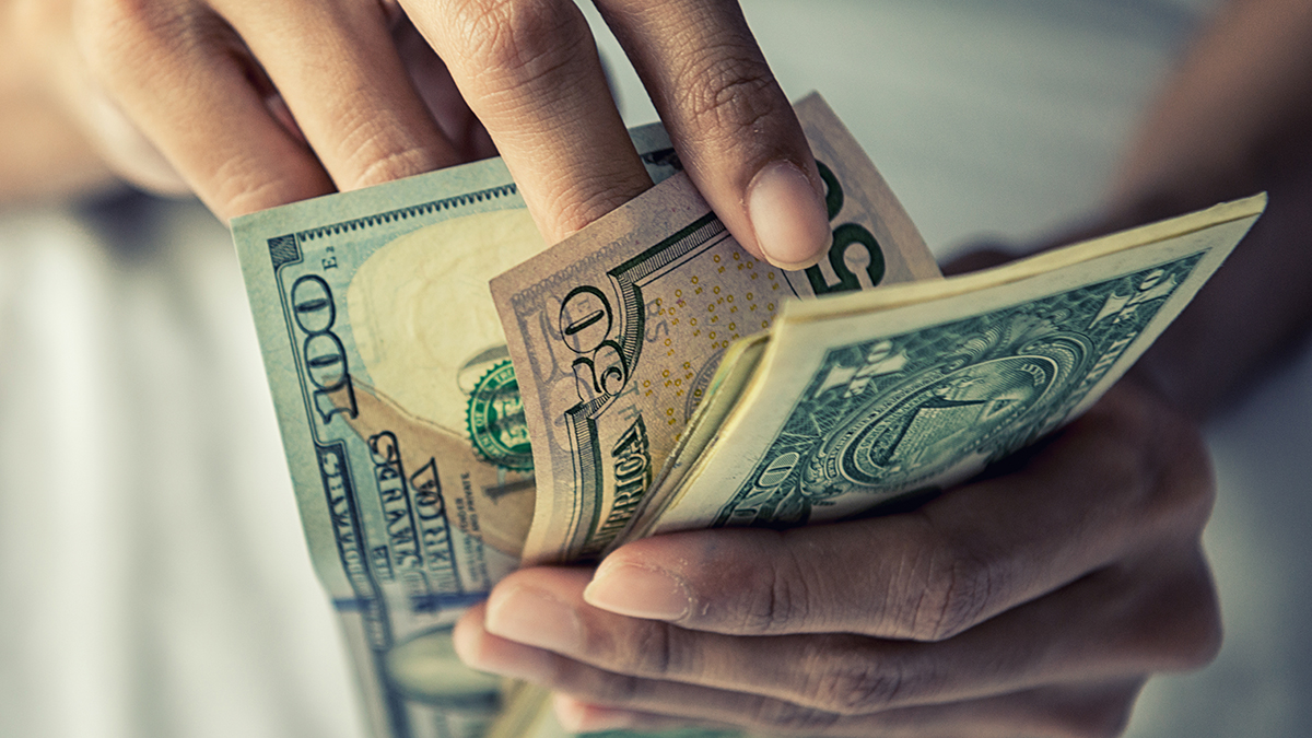 Брянский школьник украл у матери тысячи долларов и потратил их на одежду и SPA