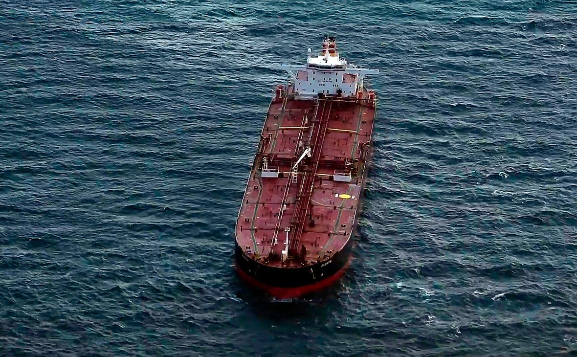 Неуправляемый нефтяной танкер Eventin на побережье острова Рюген, Германия, 10 января 2025 года (Stefan Sauer / dpa / Global Look Press)