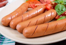 Правильное питание поможет сохранить здоровье и зрение надолго JuicySausagesWithTomatoesAndBasilLeavesOnAPlate