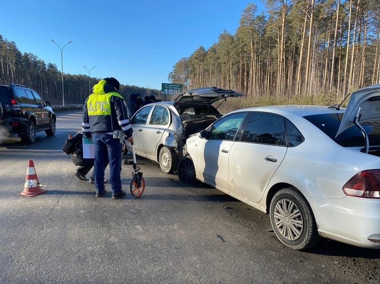 В Екатеринбурге Volkswagen сбил на обочине четырёх человек, один из них погиб