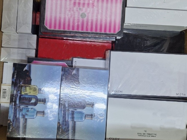 Тысячи флаконов парфюма из США, Франции и ОАЭ изъяли в Екатеринбурге