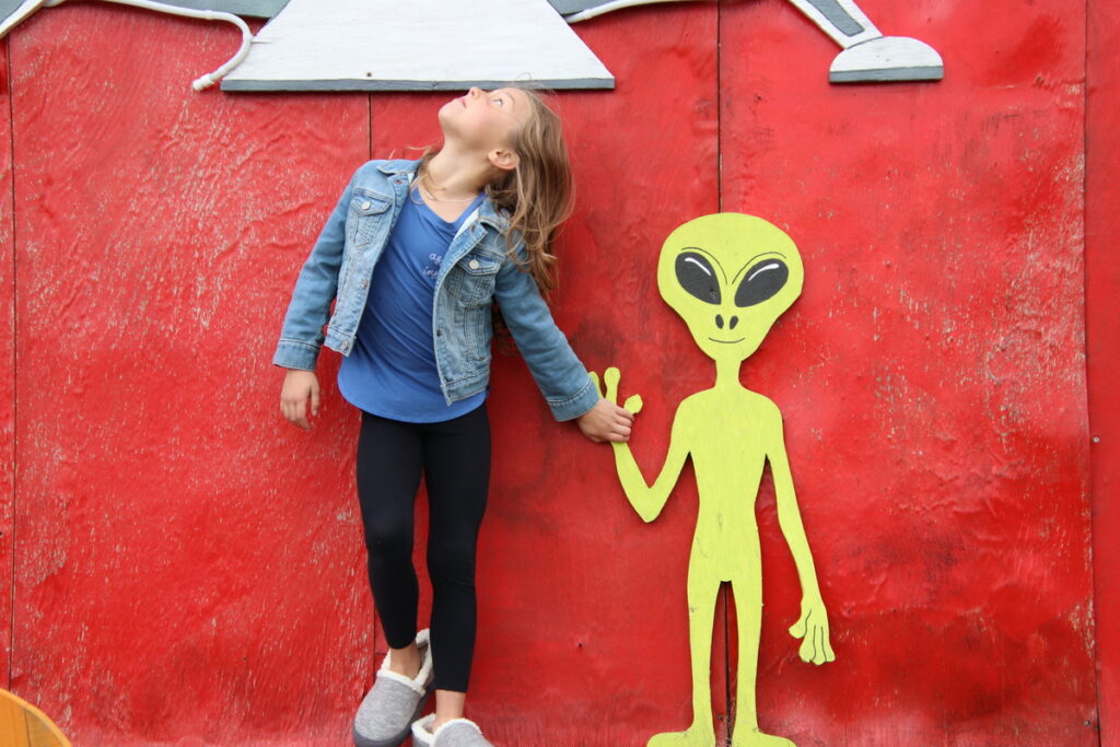 девочка держит инопланетянина за руку