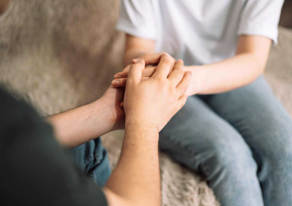 люди сложили руки вместе для поддержки