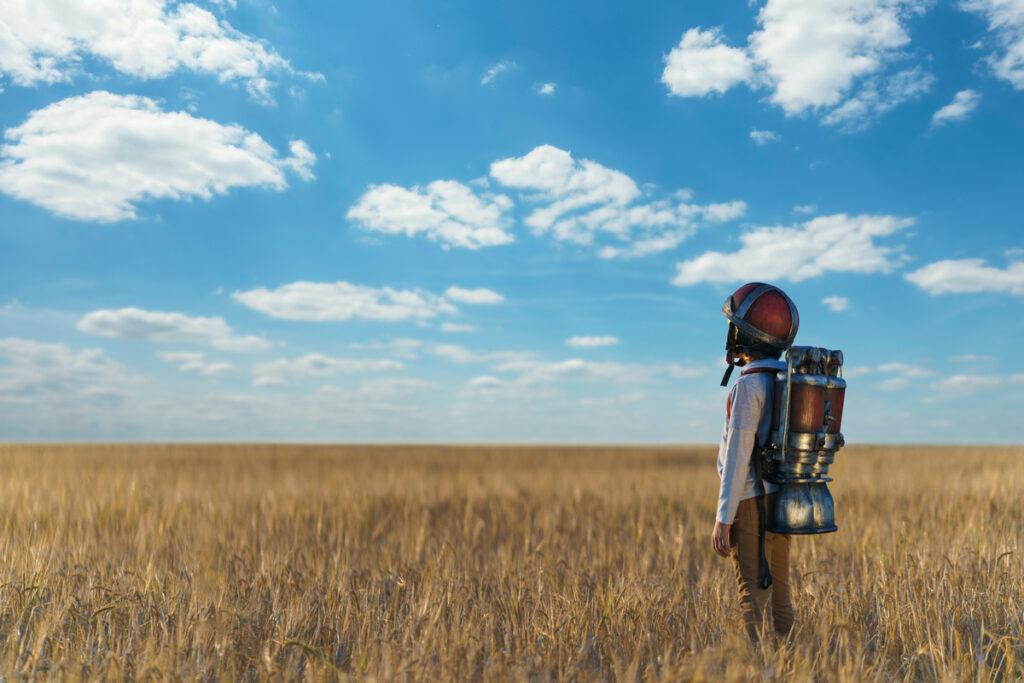 мальчик с ракетным ранцем смотрит в небо