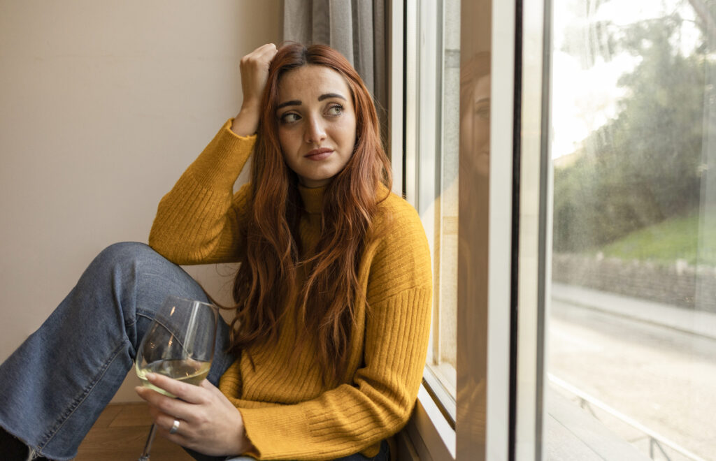 одинокая девушка с бокалом вина