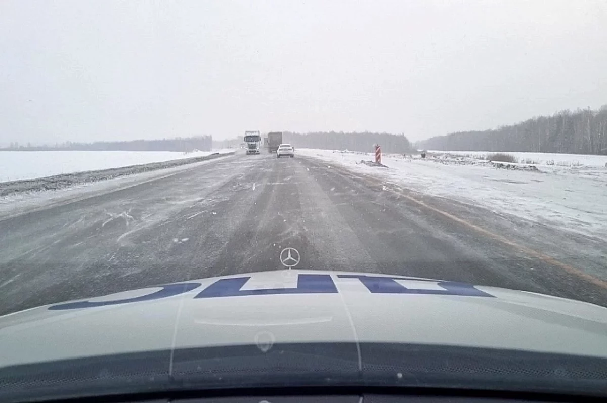 Свердловская ГИБДД информирует о снегопадах на Тюменском тракте-0