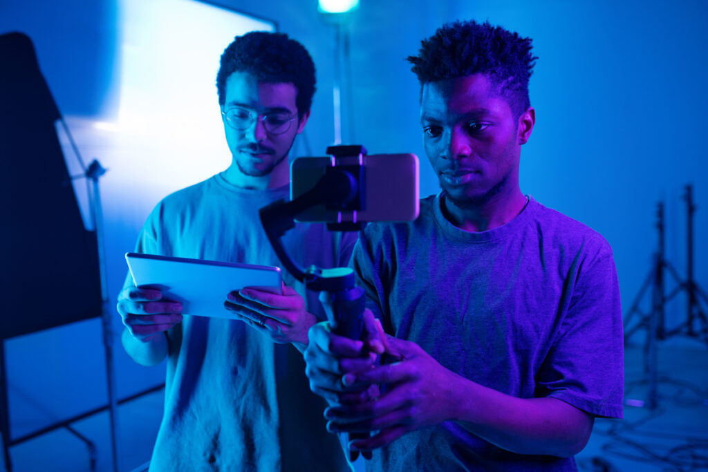 видеооператор создает контент на телефон