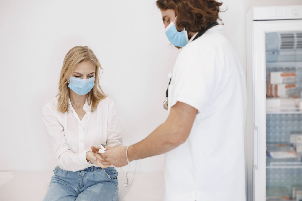 врач проводит осмотр