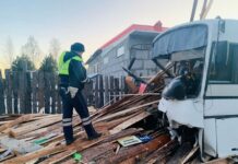 Автобус рейса Заречный-Боярка попал в ДТП с досками в Свердловской области avtobus rejsa zarechnyjboyarka popal v dtp s doskami v sverdlovskoj oblasti-uralnovosti-ru-174283757300-0