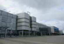 Джазовый пианист дал концерт в аэропорту Кольцово dzhazovyj pianist dal konczert v aeroportu kolczovo-uralnovosti-ru-174144219900-0