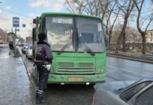 Оперативная работа ГИБДД на улице Титова в Екатеринбурге после инцидента с автобусом ПАЗ operativnaya rabota gibdd na ulicze titova v ekaterinburge posle inczidenta s avtobusom paz-uralnovosti-ru-174203531100-0