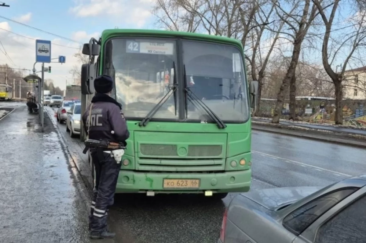 Оперативная работа ГИБДД на улице Титова в Екатеринбурге после инцидента с автобусом ПАЗ-0