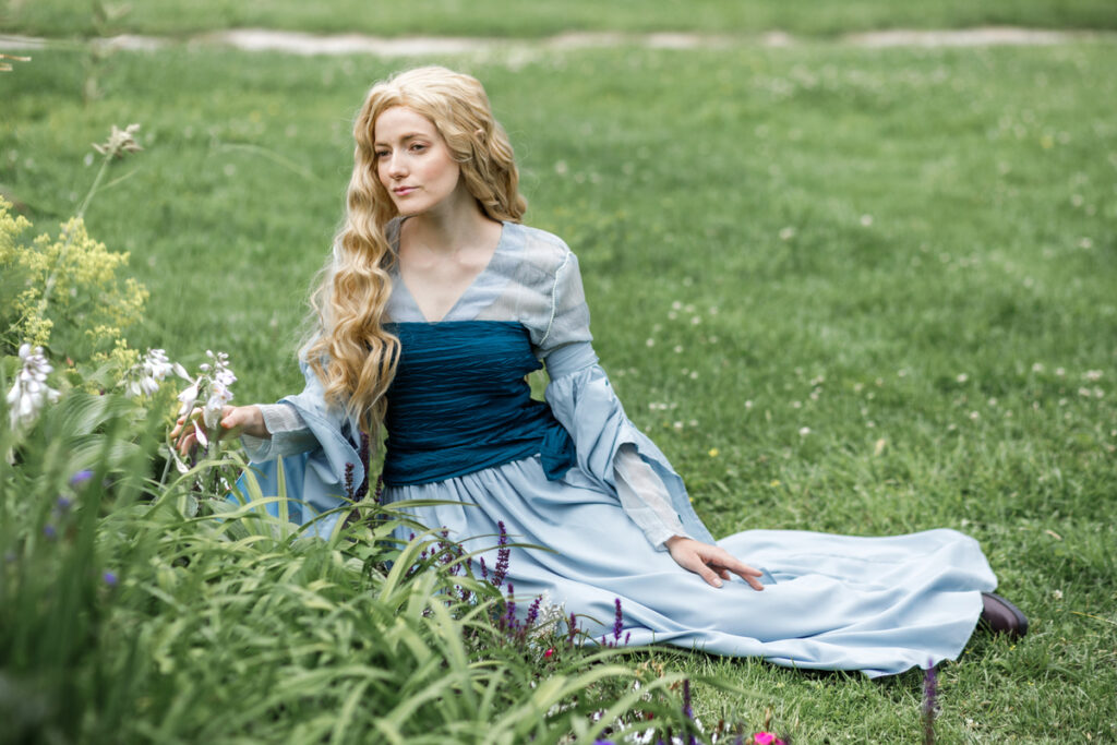 принцесса сидит в саду