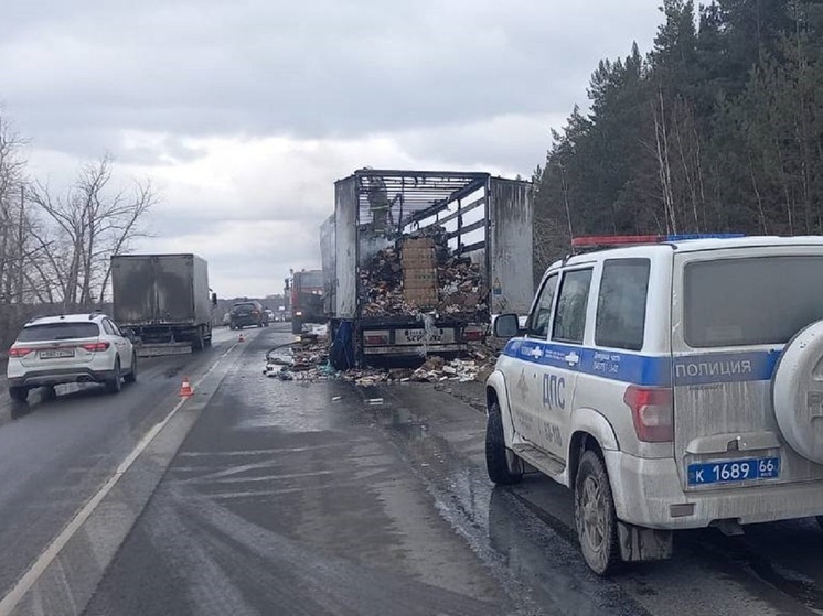 Реверсивное движение введено на свердловской трассе из-за горевшего грузовика