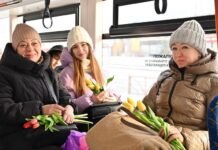 Участники проекта «Выбор сильных» подарили праздничное настроение пассажиркам трамвая uchastniki proekta vybor silnyh podarili prazdnichnoe nastroenie passazhirkam tramvaya-uralnovosti-ru-174133821700-0