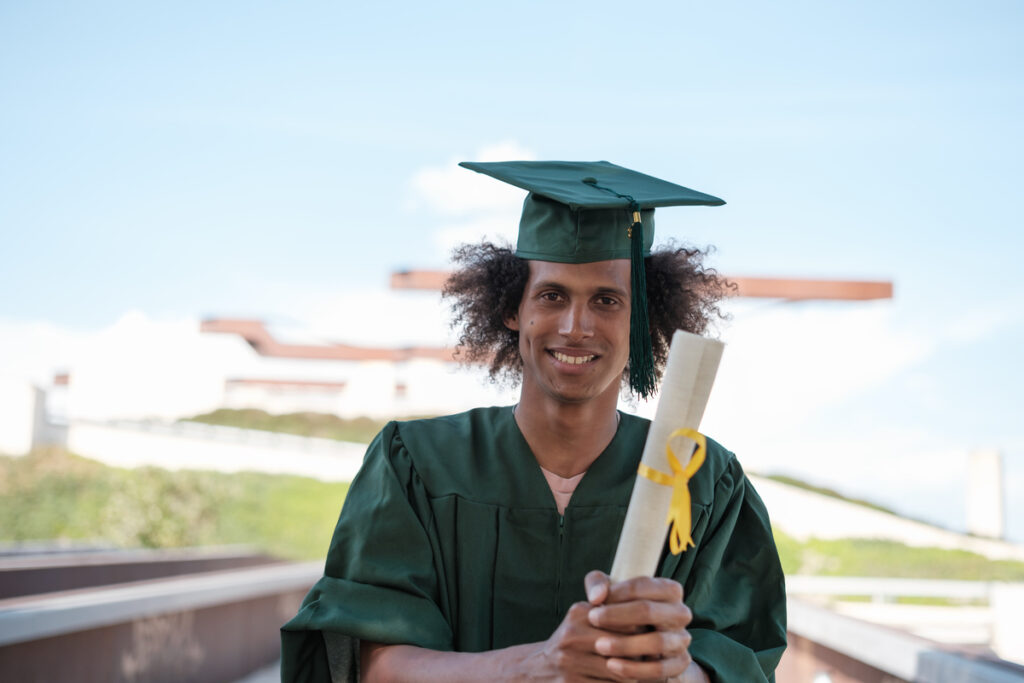 выпускник в зеленой мантии