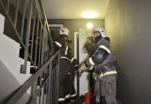 ГУ МЧС в Екатеринбурге оперативно спасает на улице Академика Парина gu mchs v ekaterinburge operativno spasaet na ulicze akademika parina-uralnovosti-ru-174599153300-0