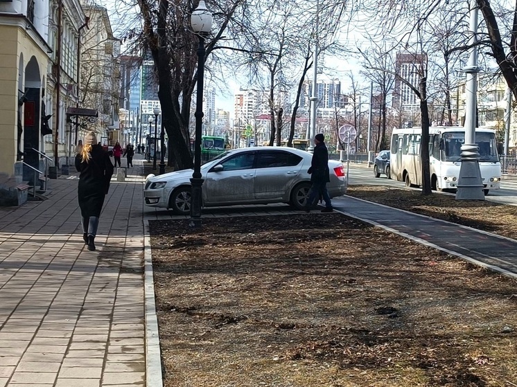 Машины силовиков около свердловского военкомата мешают велосипедистам