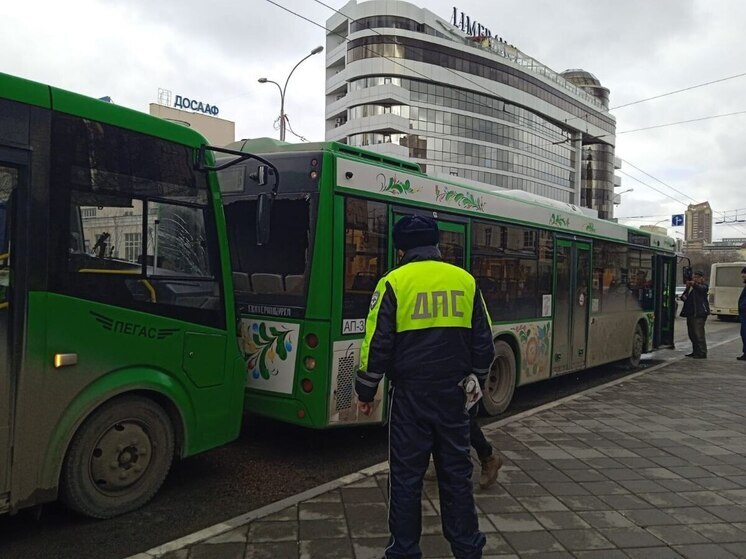 Пассажирка пострадала в столкновении двух автобусов в Екатеринбурге