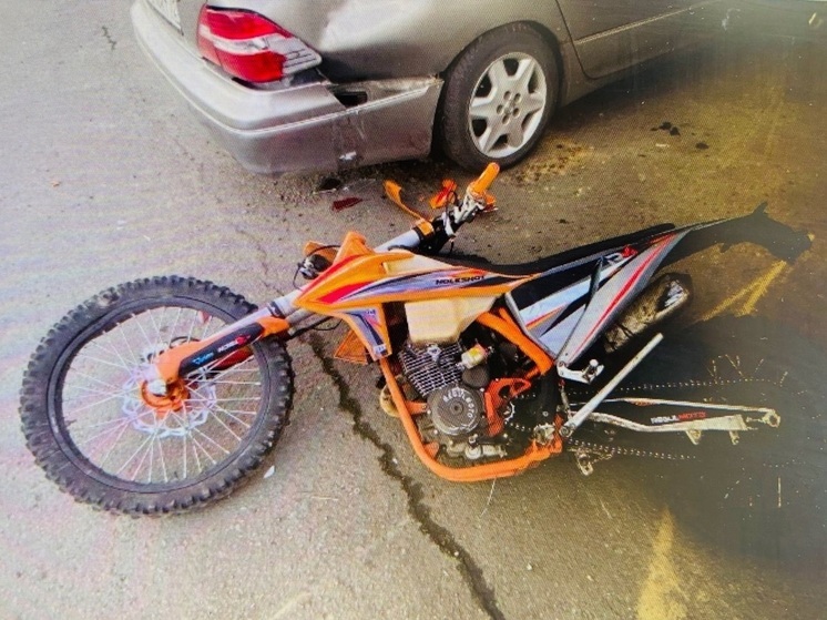 В курганском селе подростки на питбайке врезались в автомобиль Lexus