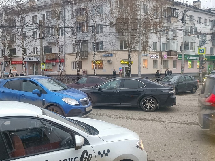 В Екатеринбурге сломались светофоры на перекрестке Блюхера – Комсомольская