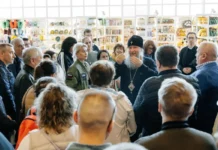 Владыка Евгений напутствовал паломников из Екатеринбурга за Благодатным огнём vladyka evgenij naputstvoval palomnikov iz ekaterinburga za blagodatnym ognyom-uralnovosti-ru-174496474800-0