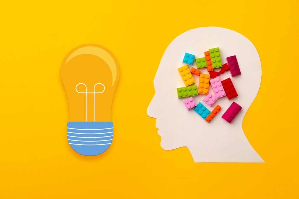 Вырезанный из бумаги силуэт головы с игрушечными детальками