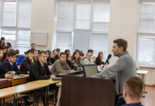 Алексей Вихарев вдохновляет будущих юристов УрГЮУ на добрые дела через Волонтерский центр aleksej viharev i studenty_uralnovosti