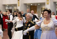 Бал Победы в Москве объединил ветеранов и героев СВО под руководством Ирины Карагезовой и Ларисы Калараш bal pobedy v moskve obedinil veteranov i geroev svo pod rukovodstvom iriny karagezovoj i larisy kalarash-uralnovosti-ru-174703109800-0