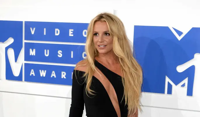 Отмечает развод? Потерявшая лямку платья Бритни Спирс зажгла с мужчиной в баре