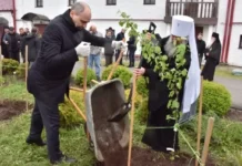 Денис Паслер и митрополит Евгений высадили саженцы в Свято-Покровском монастыре Верхотурья denis pasler i mitropolit evgenij vysadili sazhenczy v svyatopokrovskom monastyre verhoturya-uralnovosti-ru-174808843100-0