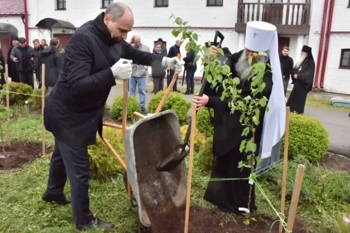 Денис Паслер и митрополит Евгений высадили саженцы в Свято-Покровском монастыре Верхотурья-0