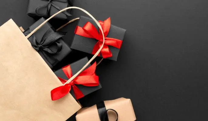 Где выгоднее покупать подарки к праздникам? Выбираем между онлайн– и офлайн-магазинами