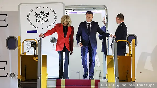 В окружении Макрона объяснили видео с пощечиной от жены